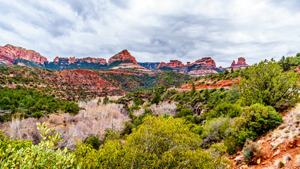 Rain clouds hanging over the red rocks of Schnebly Hill and other red rocks at the Oak Creek Canyon viewed from Midgely Bridge on Arizona SR89A, between Sedona and Flagstaff in northern Arizona, USA - obrazy, fototapety, plakaty