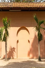 Pflanzen Sie in einem schönen Garten im Freien, im marokkanischen Architekturstil © pla2na