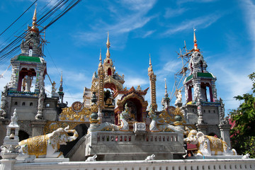 Obraz premium Chiang Rai Thailand, view of fantastical designed buildings at the entrance to wat ming muang