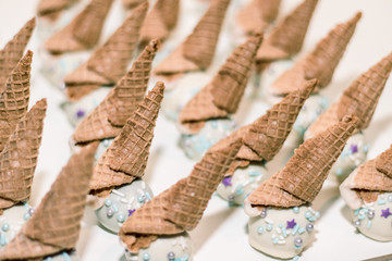 Cucuruchos o barquillos dulces invertidos