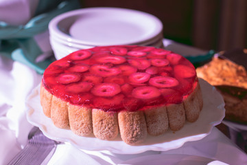 Tarta o pastel de frutillas con vainillas y gelatina