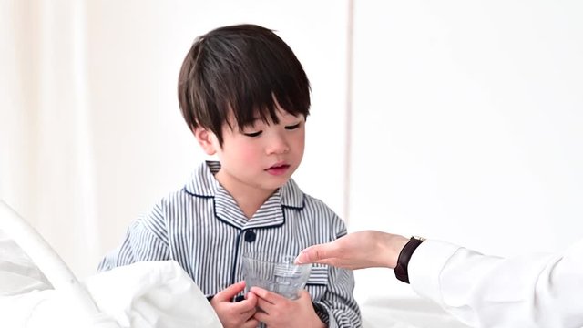 母親から飲むように言われた風邪薬を嫌がる子供