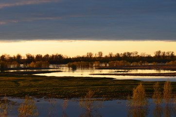 закат на реке