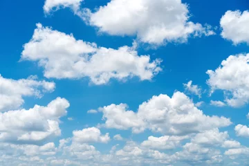 Poster Blauwe lucht en witte wolken achtergrond. © tonktiti