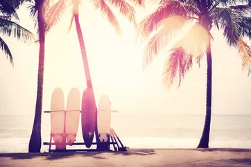  Surfplank en palmboom op strandachtergrond. © tonktiti