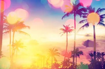 Gordijnen Tropische palmboom met kleurrijke bokeh zonlicht op zonsondergang hemel wolk abstracte achtergrond. © tonktiti