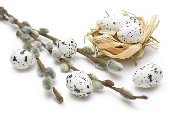 Wielkanoc jajka i ozdoby świąteczne na białym tle