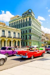 Vlies Fototapete Havana Alte Kolonialgebäude auf der anderen Straßenseite mit fahrendem Retro-Rotca