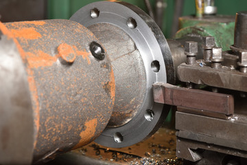 The body of the valve is installed on the old milling machine to cut the edges