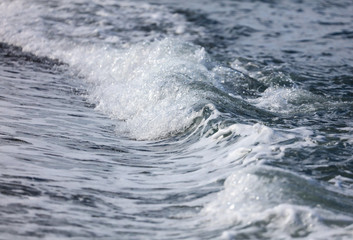 Naklejka premium Waves on the seashore as an abstract background