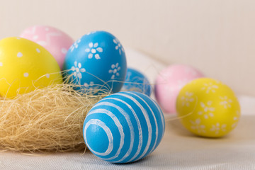 Fototapeta na wymiar Easter eggs with colored eggs in nest