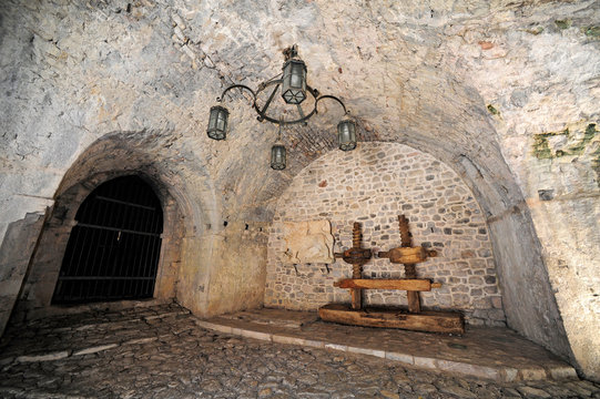 Folterinstrument im Freilichtmuseum der historischen Festung in Stari Bar, Montenegro