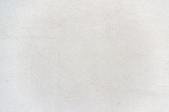 Verputz eines Geb&auml;udes in schlichtem und gedeckten wei&szlig; mit Rauputz