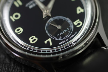 機械式手巻き腕時計