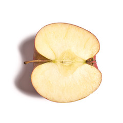 Jabłko w całości i kawałkach na białym tle