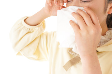 花粉症・アレルギーで苦しむ若い女性