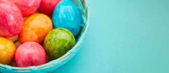 Ostereier als Ostern Banner Header mit Textfreiraum