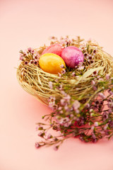 Ostereier im Nest als Ostern Dekoration