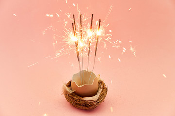 Ostern Dekoration mit brennenden Wunderkerzen