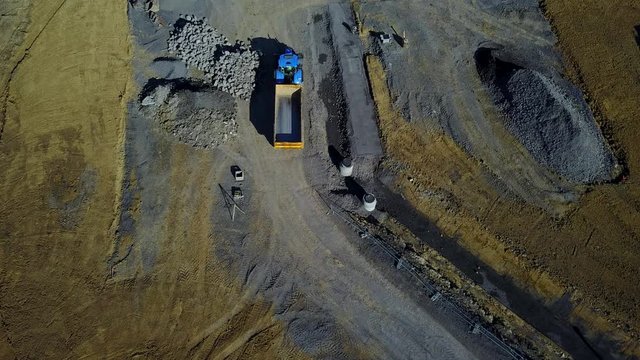 Vue a&eacute;rienne d'un chantier et d'engin en action