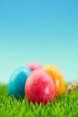 Bunte Ostereier zu Ostern als Hintergrund