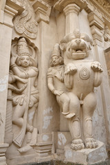 Fototapeta na wymiar Sculptures au temple Kanshipuram, Inde du Sud