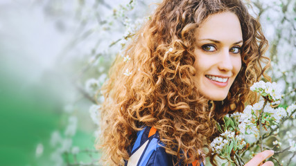 sexy frau in frühling in der Natur