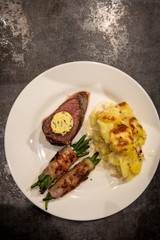 Rinderfilet mit Kartoffelgratin und Bohnen im Speckmantel