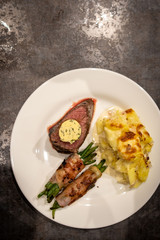Rinderfilet mit Kartoffelgratin und Bohnen im Speckmantel