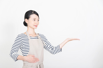 エプロンの女性