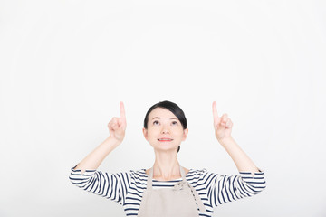 エプロンの女性