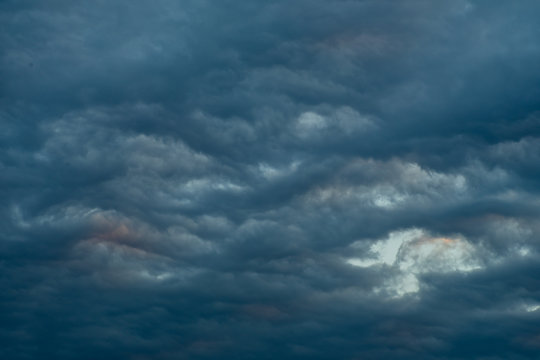 「雲り」の画像 - 5,672 件の Stock 写真、ベクターおよびビデオ | Adobe Stock