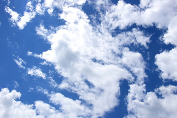 Hintergrund blauer Himmel mit weißen Wolken