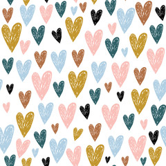 Nahtloses kindisches Muster mit handgezeichneten Herzen. Kreative skandinavische Kindertextur für Stoff, Verpackung, Textil, Tapete, Bekleidung. Vektor-Illustration
