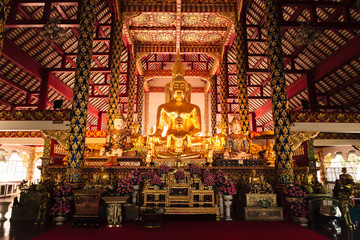 Obraz premium Złoty posąg Buddy w Wat Suan Dok (klasztor królewski) w Chiangmai, Tajlandia.