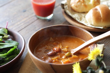 ナチュラルな木の上の野菜と豆のミネストローネのスープ