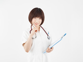 白背景で笑顔で承諾する女性看護師