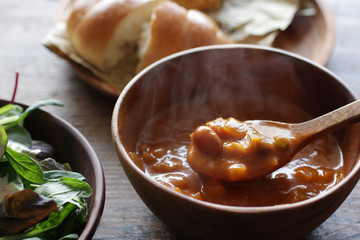 ナチュラルな木の上の野菜と豆のミネストローネのスープ
