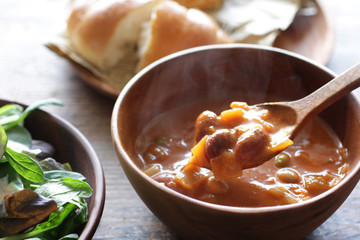 ナチュラルな木の上の野菜と豆のミネストローネのスープ