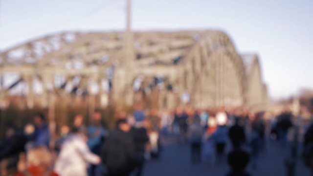 K&ouml;ln Hohenzollernbr&uuml;cke , Menschen (unscharf)