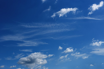 Obraz premium beautiful blue sky with white cumulus and cirrus clouds up to the horizon