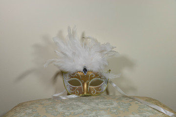 Demi Loup or et blanc à plume, style rococo pour Carnaval