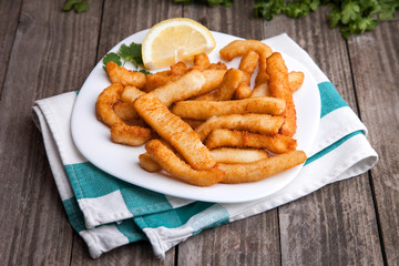 Plato de calamares fritos (rabas) listos para comer - 251565528