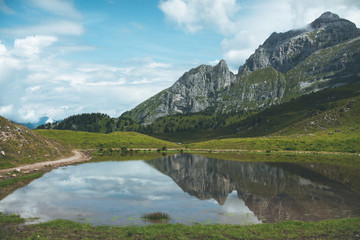 Fototapeta na wymiar Lake reflecting the mountains in Italy