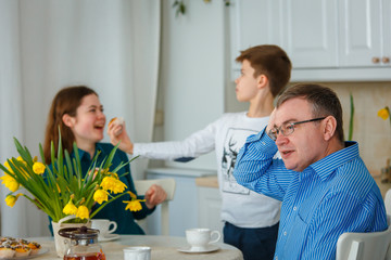 Photo session - friendly family. Dad is worried when children are naughty.