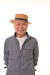 笑顔のシニアと麦わら帽子