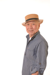 笑顔のシニアと麦わら帽子