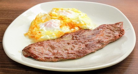 Escalope de ternera a la plancha con huevo