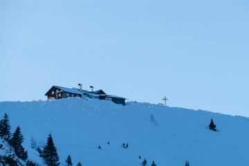Fototapeta na wymiar Wankhaus auf dem Gipfel des Wank Alpen