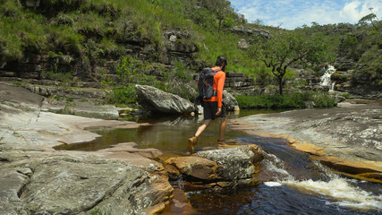Obraz premium Man exploring nature with backpack and camera